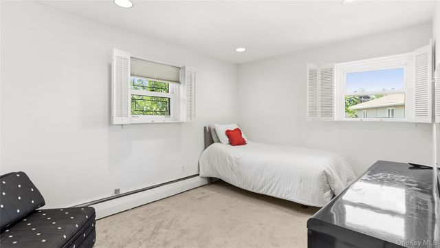20 Acorn Lane, Plainview, NY 11803