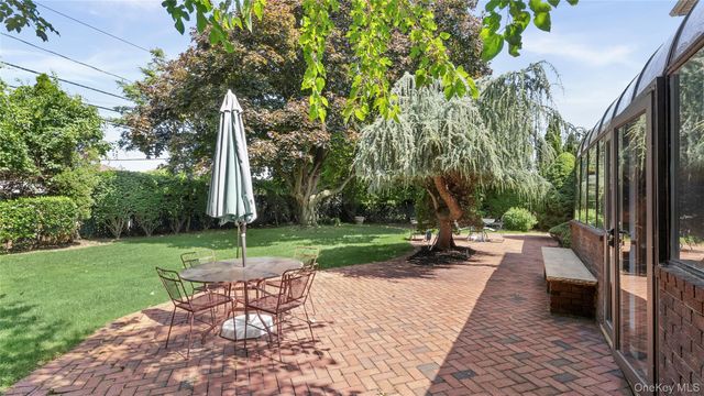 20 Acorn Lane, Plainview, NY 11803
