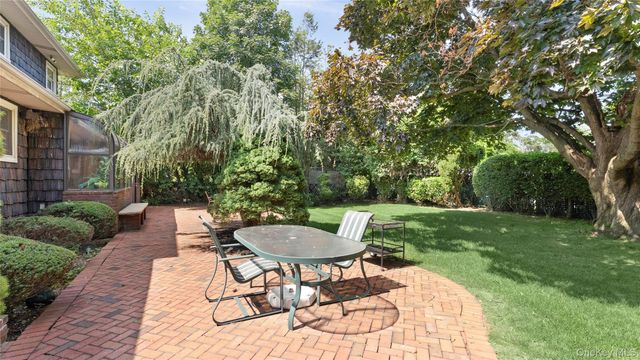20 Acorn Lane, Plainview, NY 11803