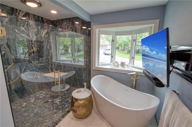68 Le Mans Court, Prairie Village, KS 66208