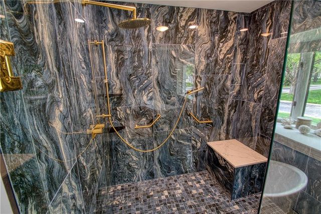 68 Le Mans Court, Prairie Village, KS 66208