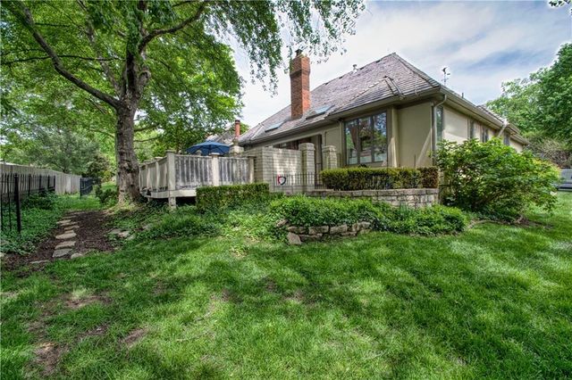 68 Le Mans Court, Prairie Village, KS 66208