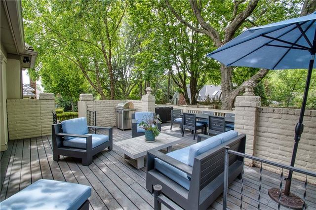 68 Le Mans Court, Prairie Village, KS 66208