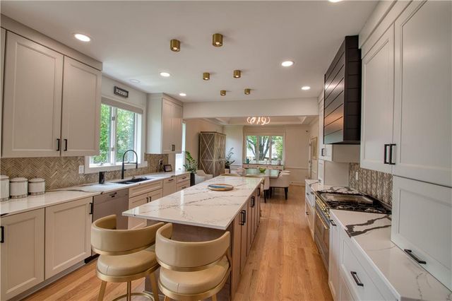 68 Le Mans Court, Prairie Village, KS 66208