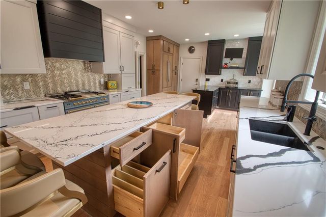 68 Le Mans Court, Prairie Village, KS 66208