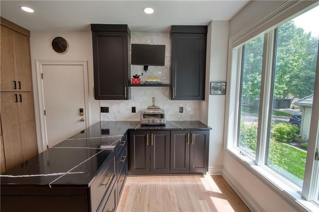 68 Le Mans Court, Prairie Village, KS 66208