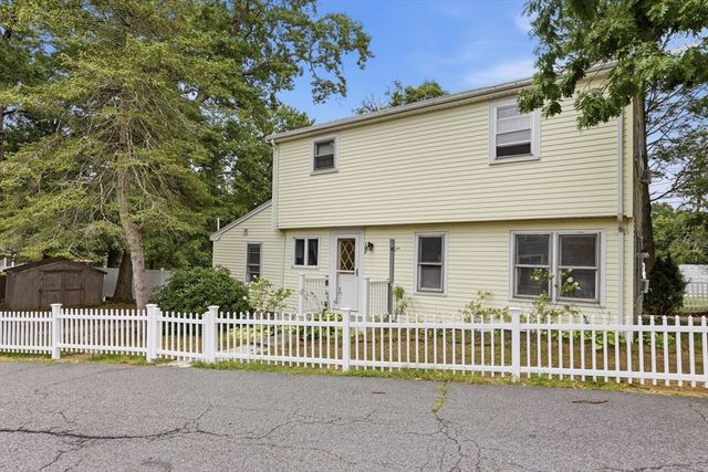 107 Pond St, Rockland, MA 02370