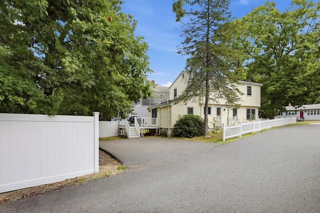 107 Pond St, Rockland, MA 02370