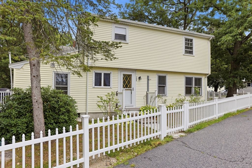 107 Pond St, Rockland, MA 02370