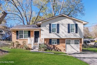 5200 Foxwood Rd, Knoxville, TN 37921