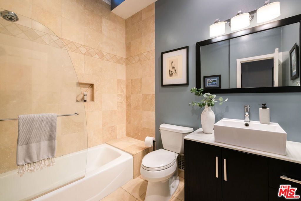 Image 15 of property listing at 6148 San Vicente Boulevard, Los Angeles, CA 90048