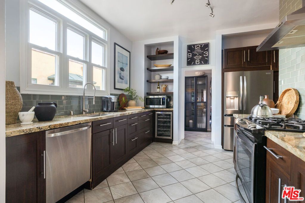 Image 24 of property listing at 6148 San Vicente Boulevard, Los Angeles, CA 90048