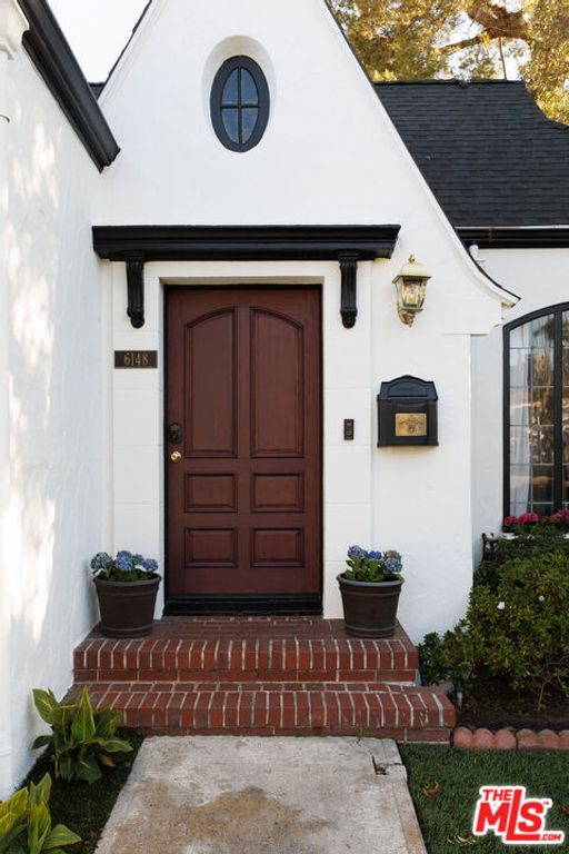 Image 25 of property listing at 6148 San Vicente Boulevard, Los Angeles, CA 90048