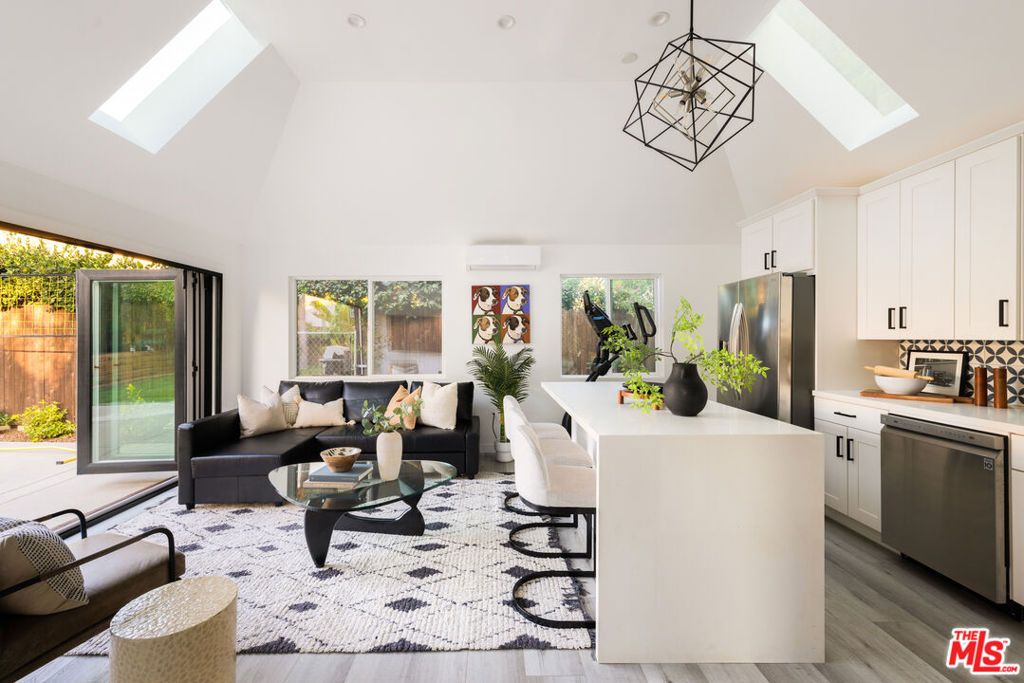 Image 5 of property listing at 6148 San Vicente Boulevard, Los Angeles, CA 90048