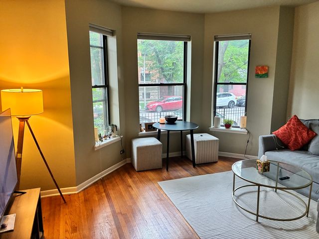 902 W Grace Street 1, Chicago, IL 60613