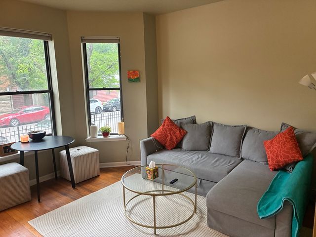 902 W Grace Street 1, Chicago, IL 60613