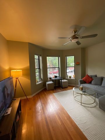 902 W Grace Street 1, Chicago, IL 60613