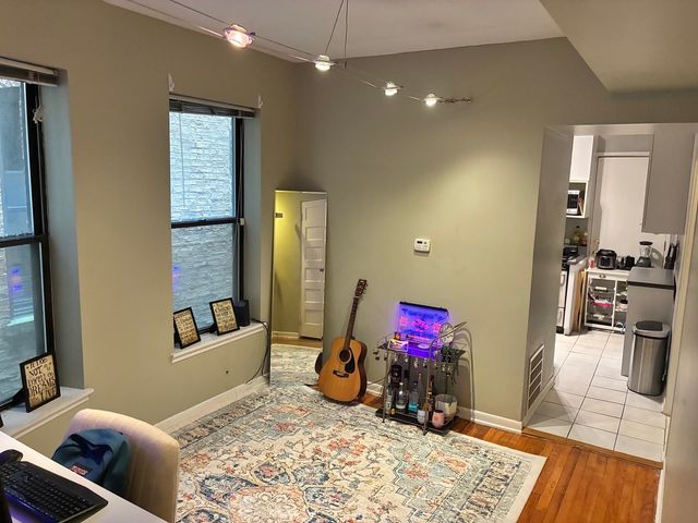 902 W Grace Street 1, Chicago, IL 60613