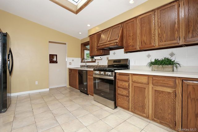 16 Heather Lane, West Nyack, NY 10994