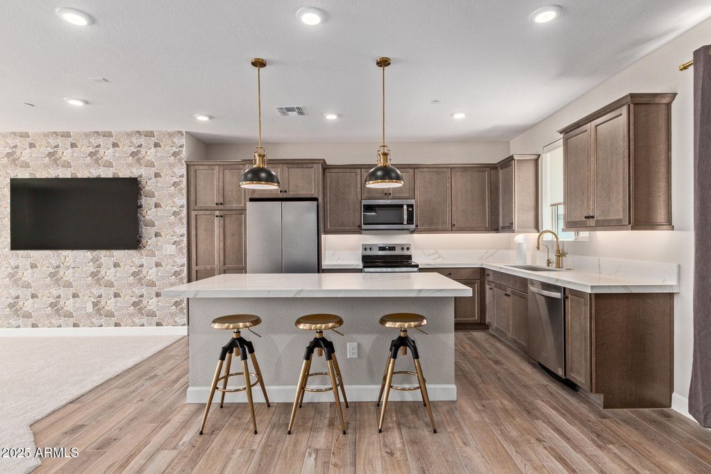 2121 W SONORAN DESERT Drive W 107, Phoenix, AZ 85085 — exterior