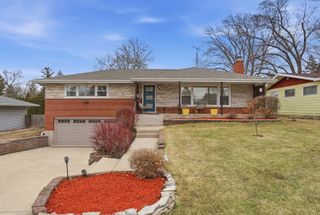 34757 N Iroquois Trail, Mchenry, IL 60051