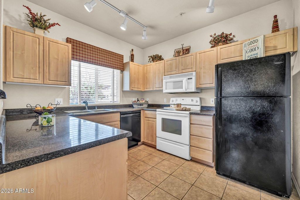 7401 W ARROWHEAD CLUBHOUSE Drive 2067, Glendale, AZ 85308 — photo 2