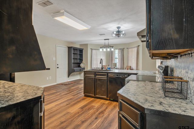 226 Colonial Cir, Athens, TX 75751