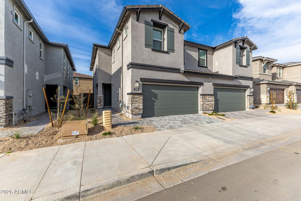 5818 E ZACHARY Drive, Phoenix, AZ 85054