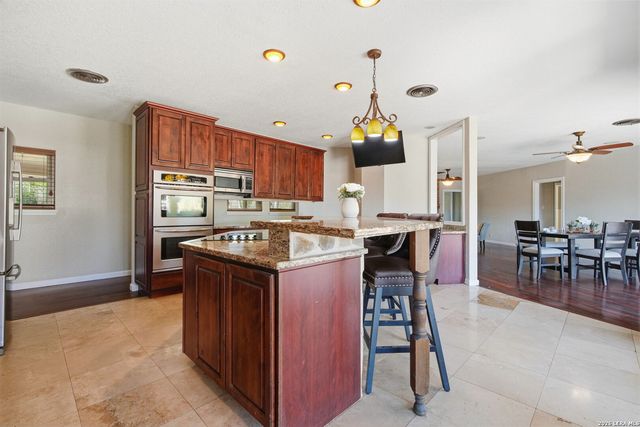 222 Herweck Dr, Castle Hills, TX 78213