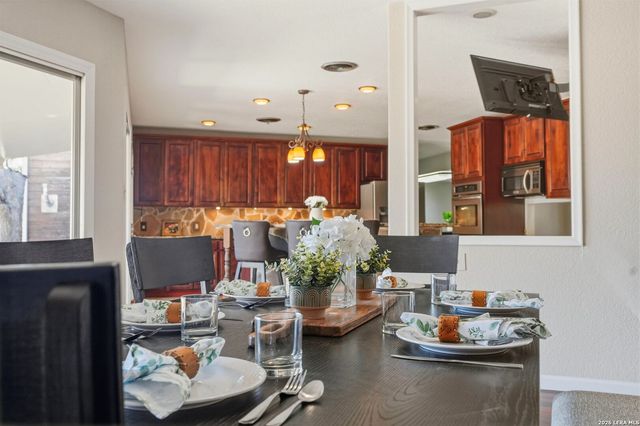 222 Herweck Dr, Castle Hills, TX 78213