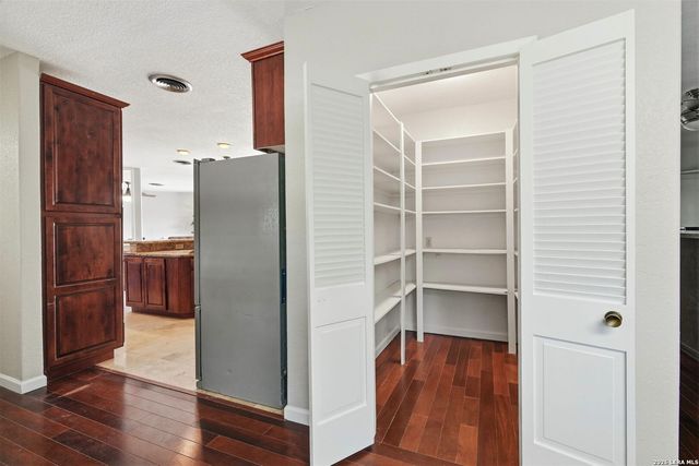 222 Herweck Dr, Castle Hills, TX 78213