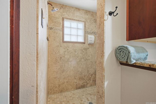 222 Herweck Dr, Castle Hills, TX 78213