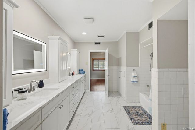 222 Herweck Dr, Castle Hills, TX 78213