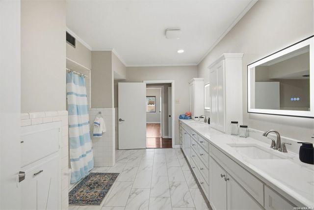 222 Herweck Dr, Castle Hills, TX 78213