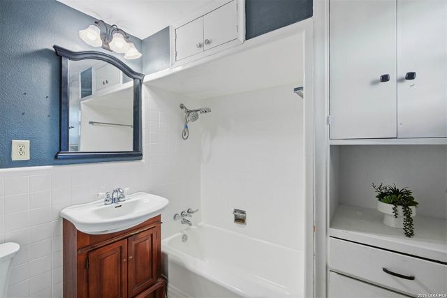 222 Herweck Dr, Castle Hills, TX 78213