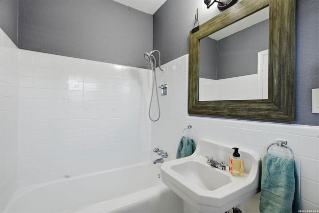 222 Herweck Dr, Castle Hills, TX 78213