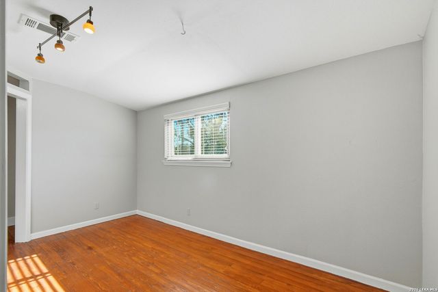 222 Herweck Dr, Castle Hills, TX 78213