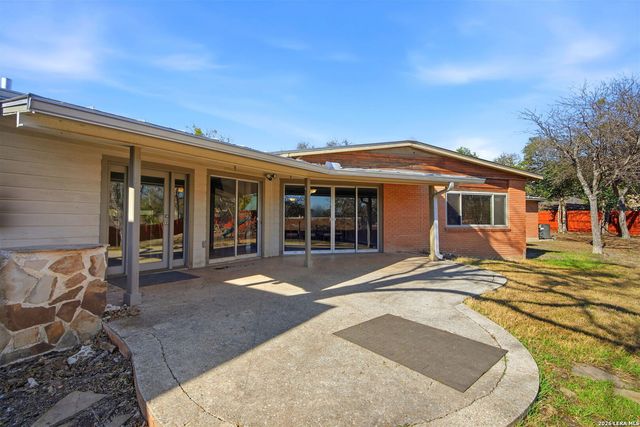 222 Herweck Dr, Castle Hills, TX 78213