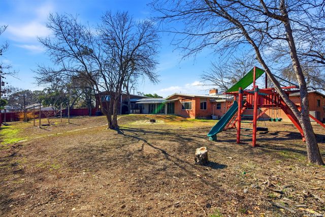 222 Herweck Dr, Castle Hills, TX 78213