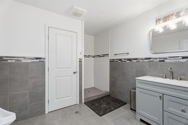 20146 Nicholas Road, Clovis, CA 93619