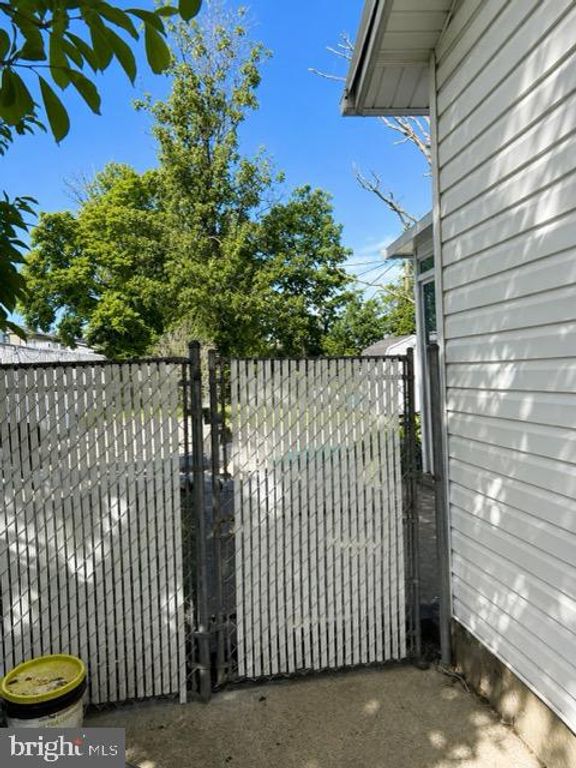 Image 15 of property listing at 6818 YATARUBA DR, Baltimore, MD 21207