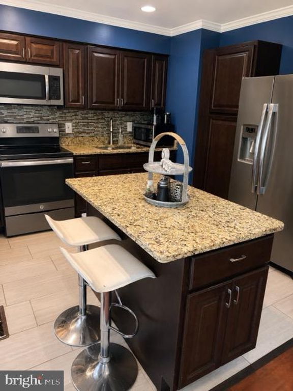 Image 4 of property listing at 6818 YATARUBA DR, Baltimore, MD 21207