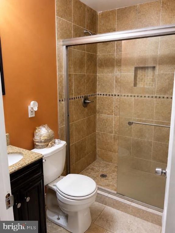 Image 6 of property listing at 6818 YATARUBA DR, Baltimore, MD 21207