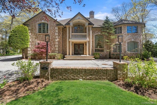 10 Hart Place, Dix Hills, NY 11746