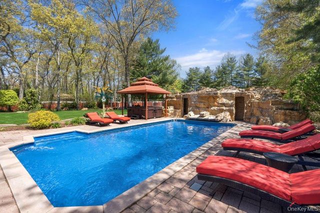 10 Hart Place, Dix Hills, NY 11746
