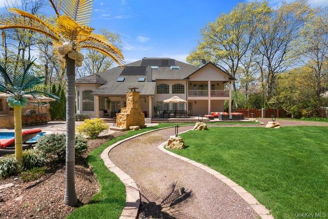 10 Hart Place, Dix Hills, NY 11746