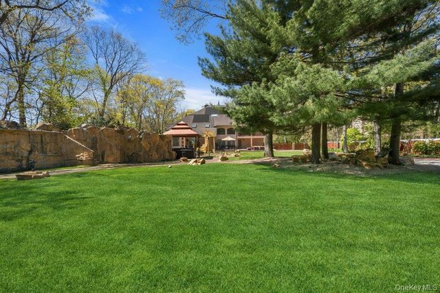10 Hart Place, Dix Hills, NY 11746