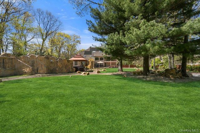 10 Hart Place, Dix Hills, NY 11746