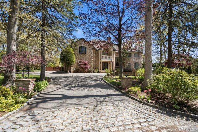 10 Hart Place, Dix Hills, NY 11746
