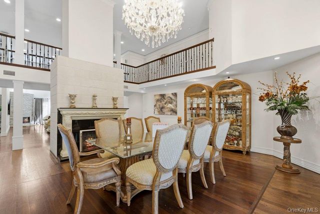 10 Hart Place, Dix Hills, NY 11746